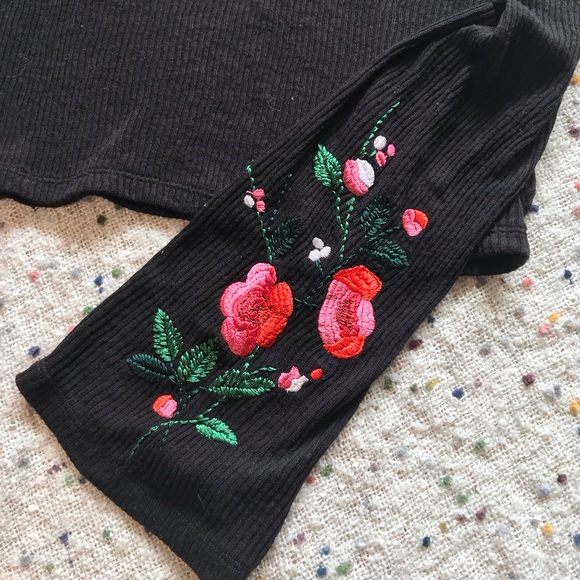 HOST PICK✨H&M Embroidered Floral Crop Top - Picture 6 of 12